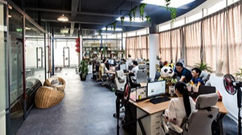 友昆標(biāo)識員工辦公風(fēng)采